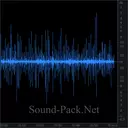 Солдат в кольчуге шагает по грязи